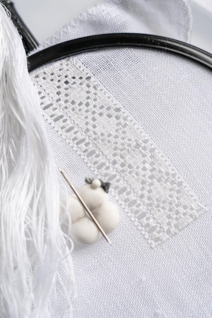 haft na tle naturalnej tkaniny